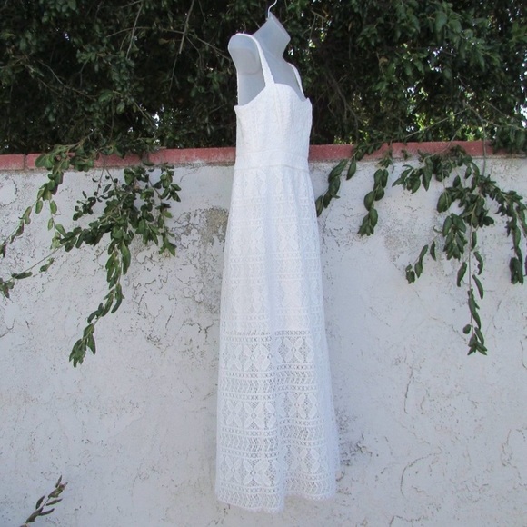 Elegant White Lace Dress - Picture 3 of 16